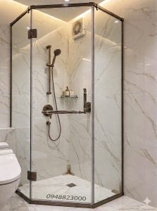 vách tắm 135 độ