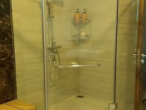 vách tắm kính 135 độ