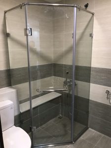 vách tắm kính vát góc 