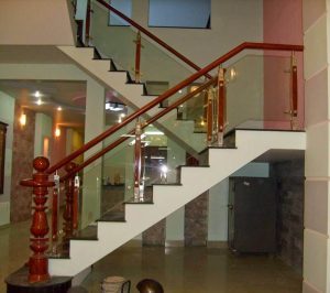 lan can cầu thang kính
