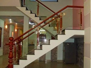 lan can kính trụ má gỗ