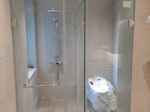 vách tắm kính 90 độ