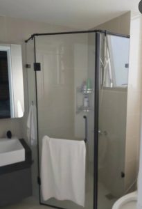 phụ kiện vách tắm 135 độ mạ đen 